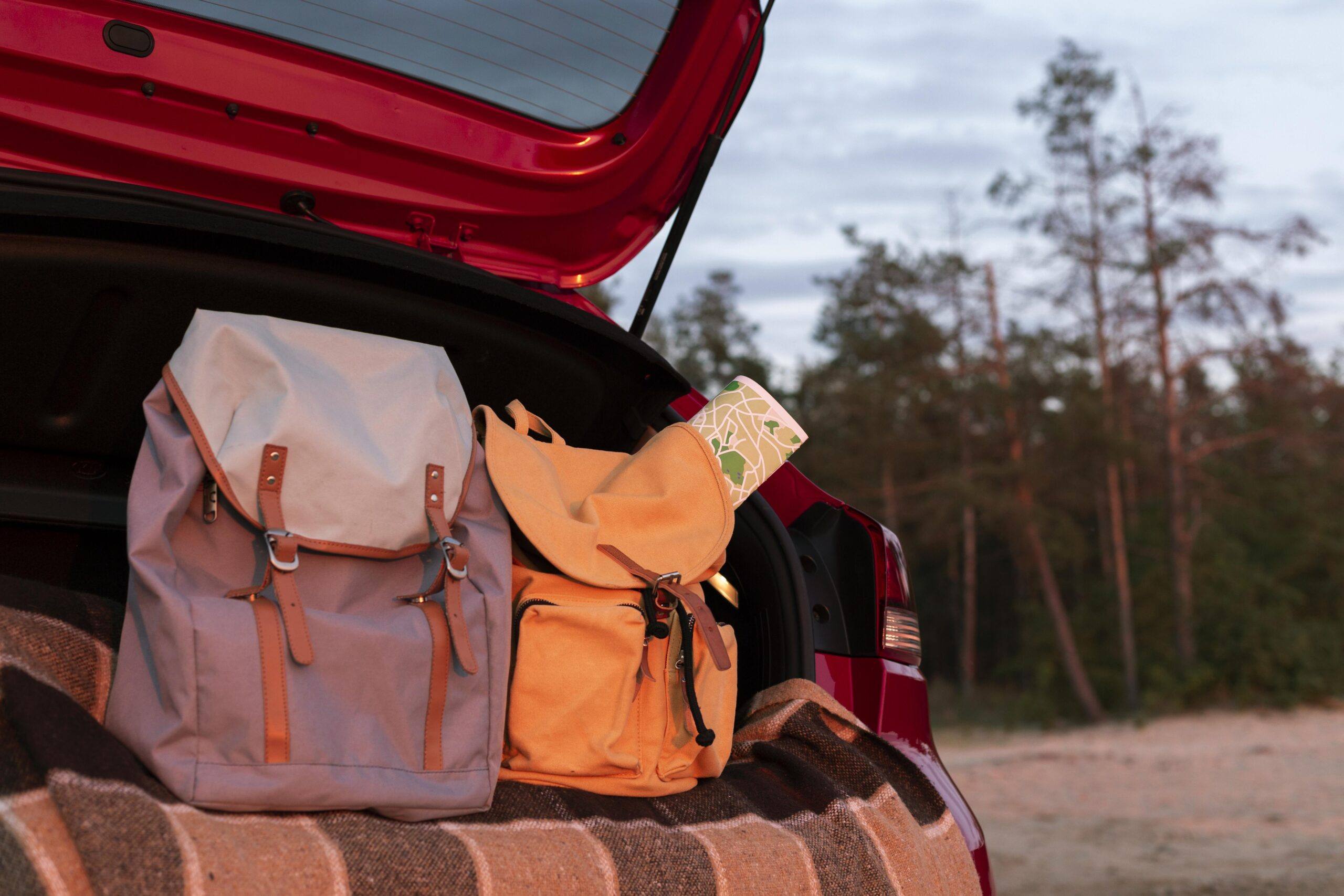 AZAR4 - couple backpacks trunk with copy space scaled - Zrównoważone zakupy: Jak wybierać produkty i sprzęt do kampera z myślą o ekologii?