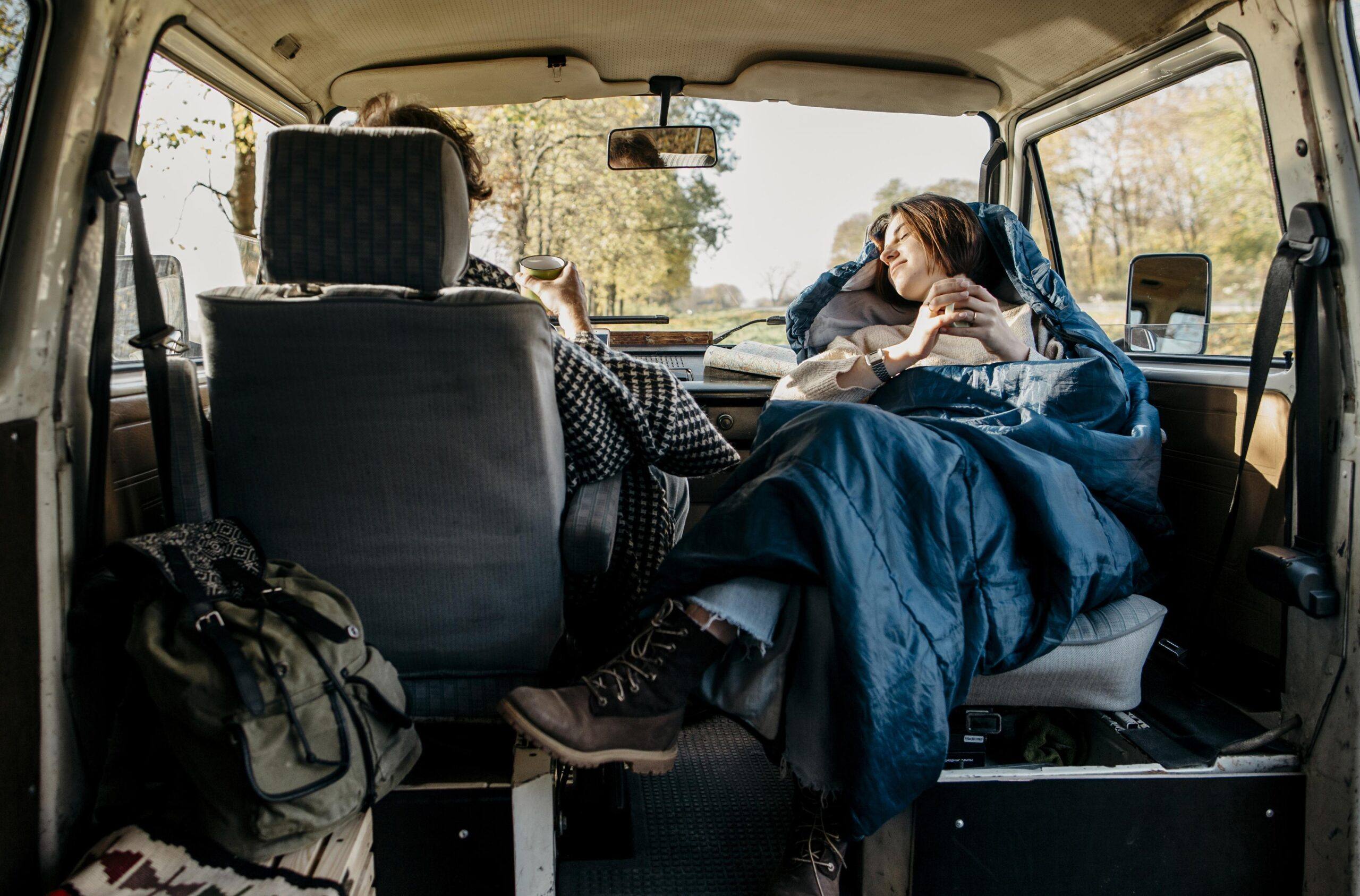 AZAR4 - couple having nice road trip van scaled - Jak przygotować kapsułę mobilną na chłodniejsze dni – praktyczny poradnik Azar4